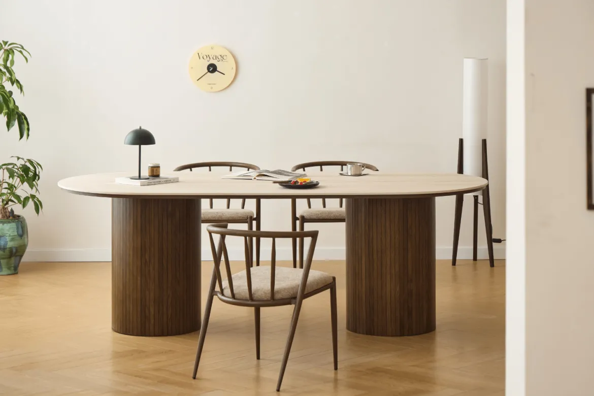 Enzo ovalt spisebord med stenbordplade i beige og lamelfod i røget eg 220x100x76 cm