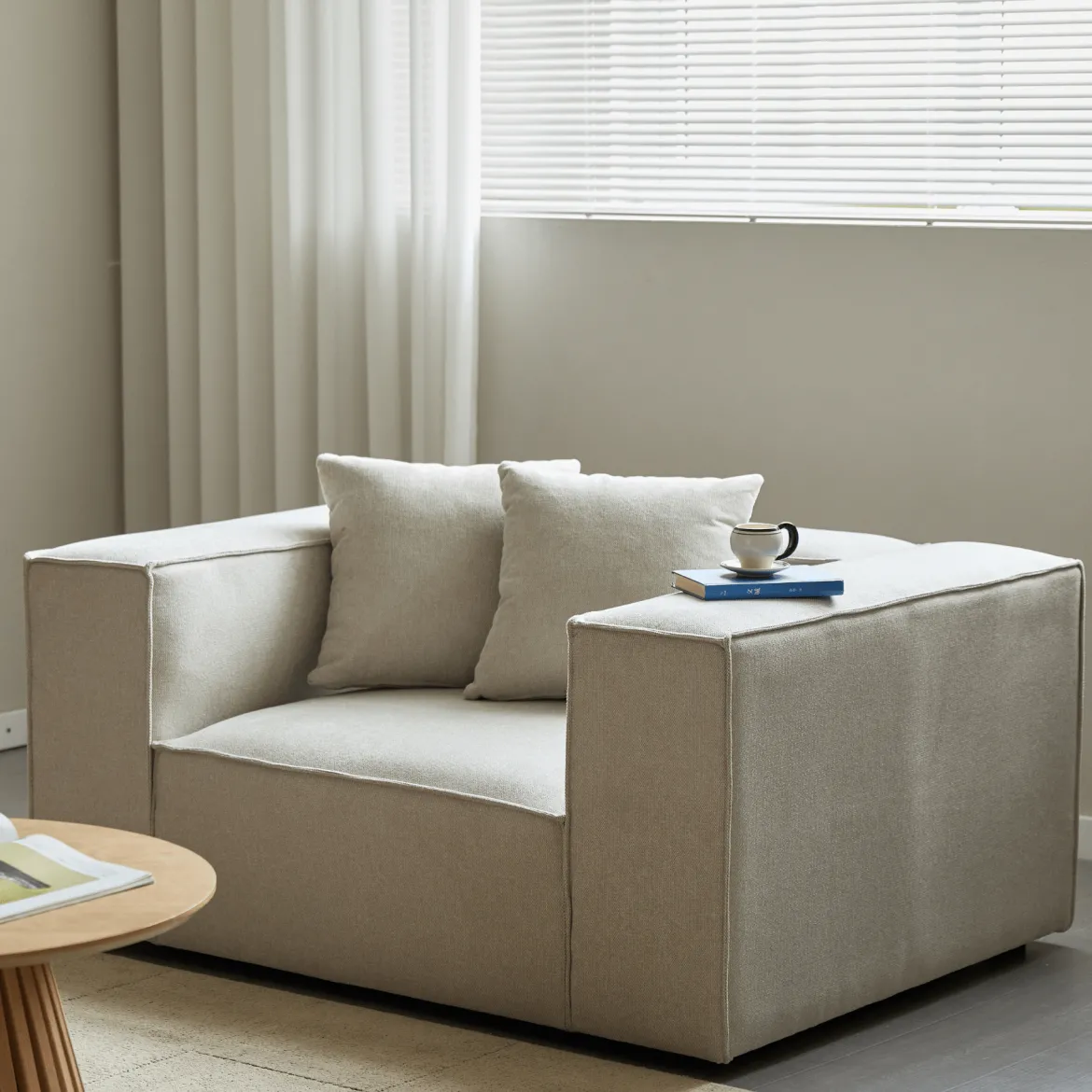 Hailey lænestol i beige L: 136 X D: 100 X H: 64 Cm