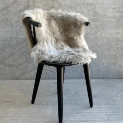 Imiteret langhåret lammeskind i Grå - 65x95 cm