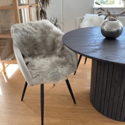 Imiteret langhåret lammeskind i Grå - 65x95 cm