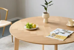 Miles - Rundt spisebord Ø120 cm i olieret egefiner med sildebensmønster