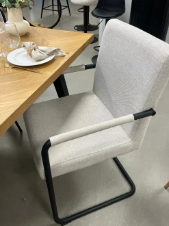 Tessa spisebordsstol i beige tekstil